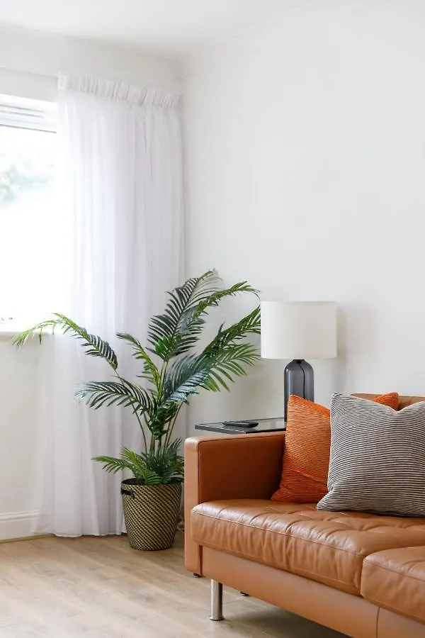 Ferienhaus Beachside Retreat 2-Bedroom Gem With Free Private Parking & Outdoor Space Hove
