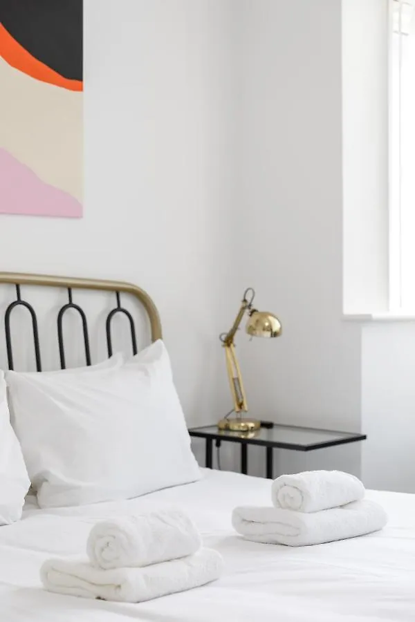 Beachside Retreat 2-Bedroom Gem With Free Private Parking & Outdoor Space Hove Großbritannien