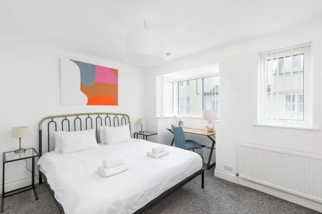 Ferienhaus Beachside Retreat 2-Bedroom Gem With Free Private Parking & Outdoor Space Hove