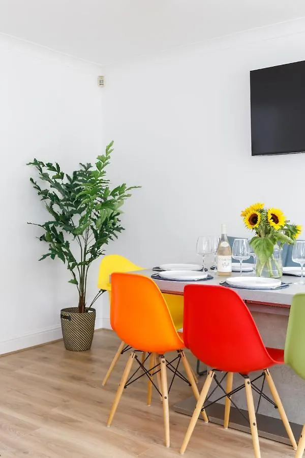 Ferienhaus Beachside Retreat 2-Bedroom Gem With Free Private Parking & Outdoor Space Hove