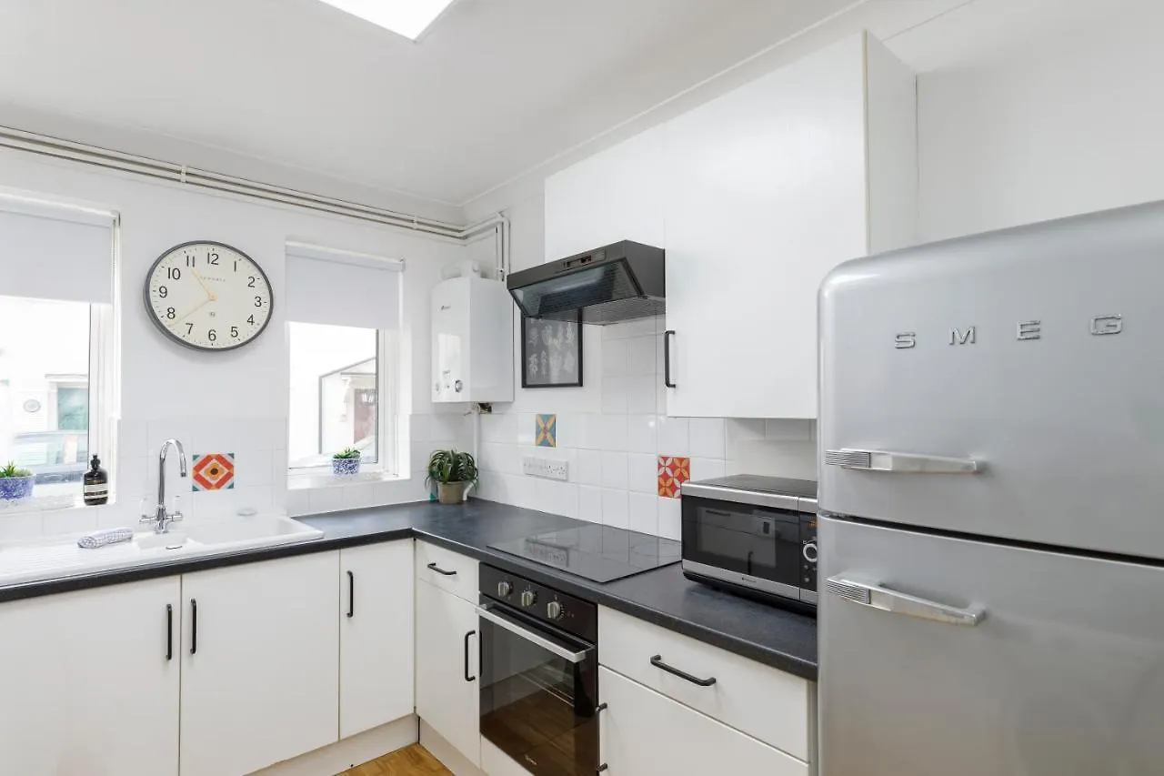Beachside Retreat 2-Bedroom Gem With Free Private Parking & Outdoor Space Hove Ferienhaus