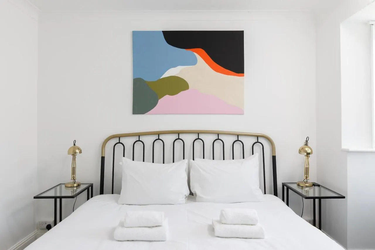 Beachside Retreat 2-Bedroom Gem With Free Private Parking & Outdoor Space Hove 0*,  Großbritannien