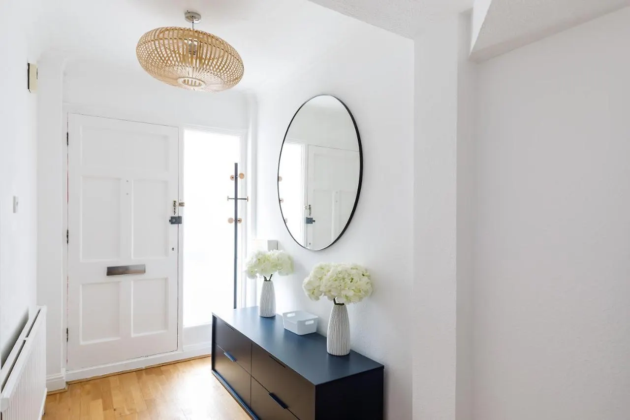 Beachside Retreat 2-Bedroom Gem With Free Private Parking & Outdoor Space Hove Ferienhaus