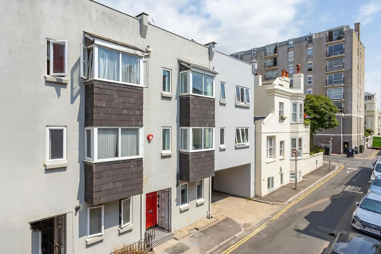 Beachside Retreat 2-Bedroom Gem With Free Private Parking & Outdoor Space Hove Großbritannien