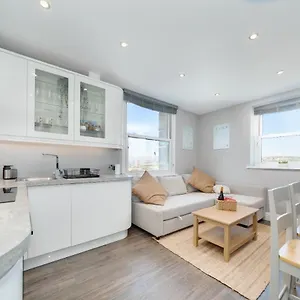  Apartment Cosy Retreat With Views Of And Sea