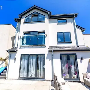 Holiday home Stunning & Fun 4 Bed In The Heart Of